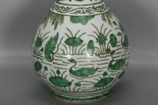 Ming Dynasty, Wanli green-glazed garlic-shaped vases - Image 3